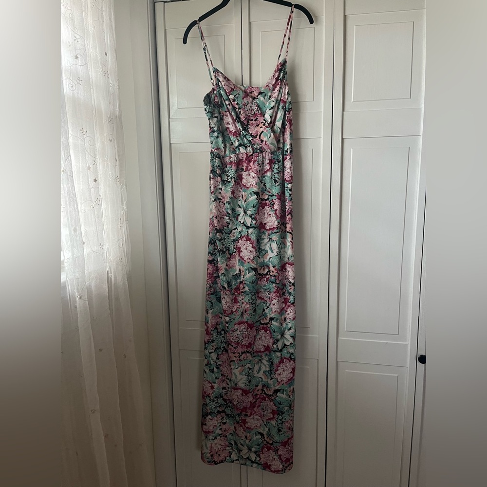 Small Felicity & Coco maxi floral dress. Side zipper+ adjustable shoulder straps